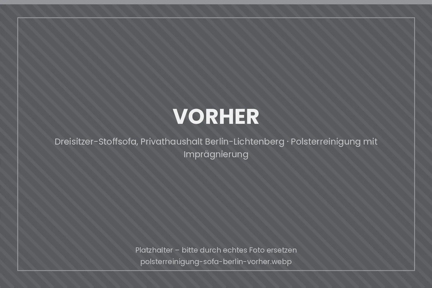 Stoffsofa in einer Berliner Wohnung vor der Polsterreinigung mit Flecken auf Sitzfläche und Armlehnen